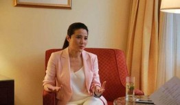 娱乐圈爆料大十岁,年龄差距背后的爱情故事，大十岁的他们如何甜蜜牵手？