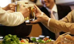 吃瓜爆料男子喝酒视频,男子豪饮视频引发热议，吃瓜群众纷纷围观